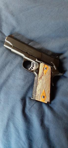 1911 Grips with Vickers Logo on Double Diaomond Texture