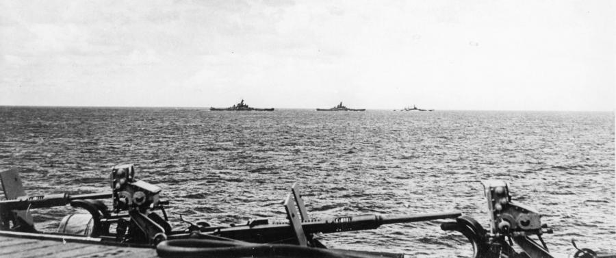 Name:  USS South Dakota, USS Alabama, and USS North Carolina underway in the South Pacific, 25 Jan 1944.jpg
Views: 222
Size:  54.3 KB